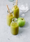 Kiwi, lettuce and apple smoothies — Fotografia de Stock