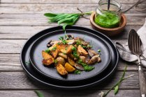 Жареный картофель с луком, грибами и диким чесночным песто — стоковое фото