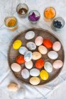 Цветные пасхальные яйца на тарелке — стоковое фото