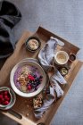 Миска для сніданку з замороженим йогуртом та начинками з суперпродуктів — стокове фото