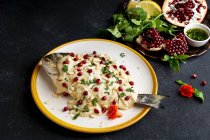 Samke Harra - Libanesischer würziger Fisch mit Tahini-Sauce, Granatapfelkernen und Mandeln — Stockfoto