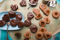 Biscoitos de gengibre com geléia e revestimento de chocolate escuro — Fotografia de Stock
