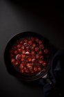 Повільні вишневі помідори з часником, оливковою олією та чебрецем — стокове фото