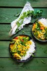 Gelbes Gemüsecurry mit Lotuswurzeln und Basmatireis — Stockfoto