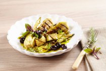 Gegrillte Zucchini und Fenchelantipasti mit Oliven und frischen Kräutern — Stockfoto