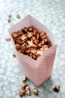 Close-up shot of Popcorn with oreo biscuit coating - foto de stock