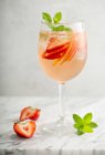 Summer white sangria with strawberries and peaches — Stock Photo