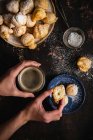 Mini donuts com açúcar em pó e uma xícara de café — Fotografia de Stock