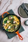 Grünes Gemüse-Omelett mit Labneh und Zaatar — Stockfoto