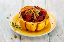 A pumpkin filled with beetroot, cashew and vegan cheese - foto de stock