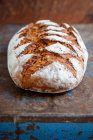 Крупный план вкусного длинного буханки хлеба из кислого теста — стоковое фото