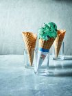 Crème glacée à la menthe en cône de gaufre — Photo de stock