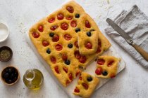Pizza fatta in casa con olive e formaggio su un piatto bianco — Foto stock