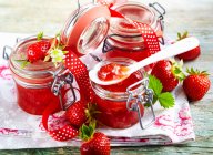Hausgemachtes Rhabarbergelee mit Erdbeeren — Stockfoto