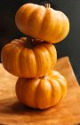 Halloween abóbora no fundo de madeira — Fotografia de Stock
