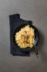Cheese spaetzle with braised onions and pepper - foto de stock