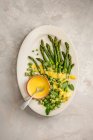 Asparagus, broad beans and peas with hollandaise sauce — Stock Photo