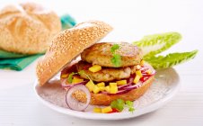 Salmon shrimp burgers with mango, red onions and chili jelly — Stock Photo