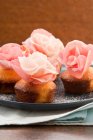 Mini cupcakes décorés de fleurs de sucre rose — Photo de stock