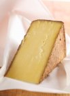Peça de queijo de montanha em papel — Fotografia de Stock