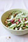 Літній салат з огірків, горіхів та гранату — стокове фото