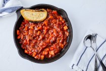Salsa de tomate preparada en sartén de hierro fundido - foto de stock