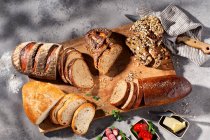 A bread buffet on a chopping board — Stock Photo