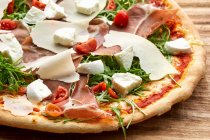 Pizza mit Schinken, Käse und Rucola — Stockfoto