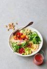 Tigela de salada com cuscuz, legumes e molho frutado — Fotografia de Stock