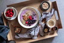 Миска для сніданку з замороженим йогуртом та начинками з суперпродуктів — стокове фото