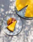 Crostata di mango con crema di yogurt, una base di biscotti e salsa di bacche — Foto stock