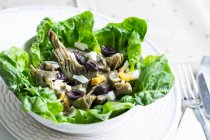 Artischocken mit grünem Salat und geschnittenen Eiern — Stockfoto