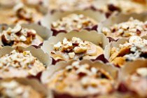 Plan rapproché de délicieux muffins aux noisettes et au chocolat — Photo de stock