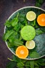 Зелений смузі зі шпинату і цитрусових — стокове фото