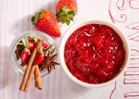 Chutney d'épices aux fraises avec petits piments, anis étoilé et cannelle — Photo de stock
