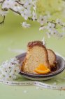 Deux tranches de babka orange, gâteau Bundt polonais sur une assiette — Photo de stock