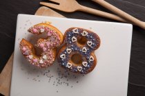 Donuts en forma de número en hoja de papel blanco - foto de stock