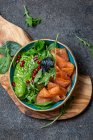 Avocado, smoked salmon and baby spinach salad - foto de stock