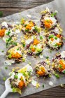 Zerquetschte lila Kartoffeln mit Käse, saurer Sahne und Pesto — Stockfoto