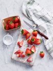 Fragole fresche in una ciotola su fondo di legno. vista dall'alto. — Foto stock