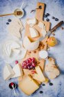 Сырная доска с фруктами, хлебом и медом — стоковое фото
