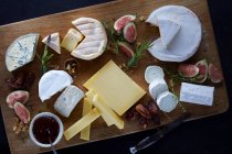 Prato de queijo com figos, tâmaras e nozes — Fotografia de Stock