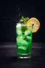 Un cocktail de dragon vert gin, liqueur de menthe et jus de citron — Photo de stock