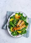 Salade végétalienne à la betterave jaune, courgettes, haricots et tofu pané — Photo de stock