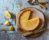 Torta de limão com grelhas de casca de limão — Fotografia de Stock