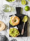 Bagel con insalata di avocado e lime — Foto stock