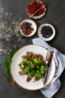 Salada de bife de lombo com pimenta e páprica — Fotografia de Stock