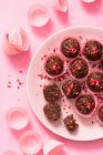 Zuckerfrei, roh, vegan, Eiweißbällchen mit Datteln, Mandeln, Kokosöl, Kakaofedern und gefriergetrockneten Erdbeeren — Stockfoto