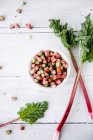 Rhubarbe fraîche sur table en bois — Photo de stock