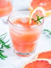 Freshly squeezed natural grapefruit juice with ice — Stock Photo